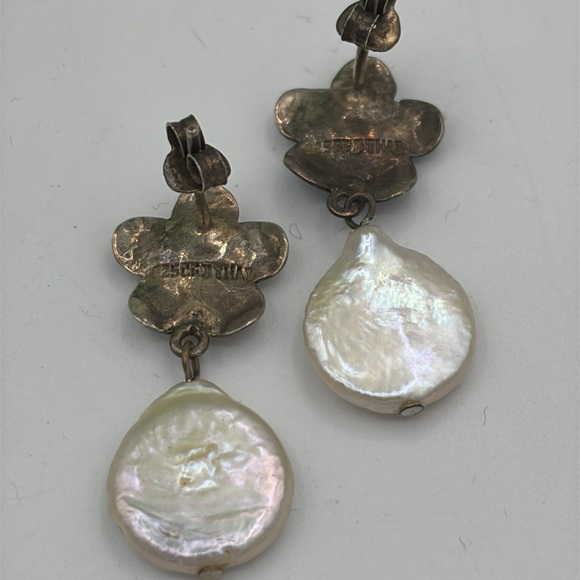 THAI Silver Sterling Silver Hallmarked Earrings with Iridescent Coin Pearl - Picture 4 of 7